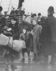 Young Jewish refugees from Austria arrive at Harwich. Great Britain, December 12, 1938. Source: Wide World Photo